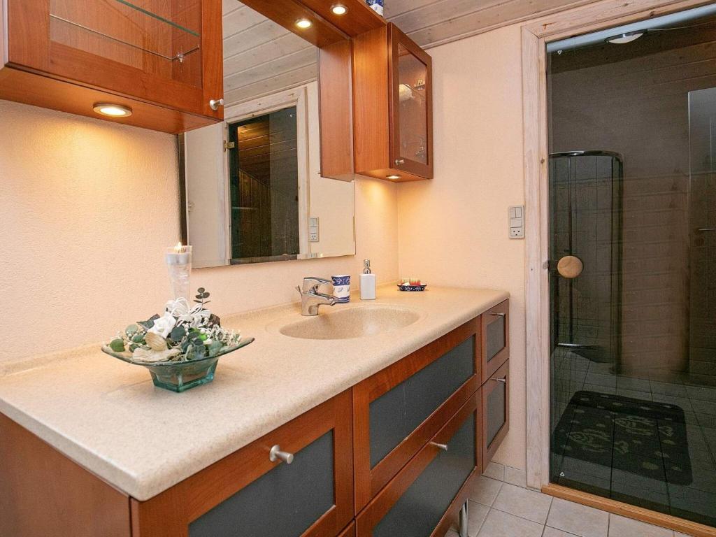 Kuchyň nebo kuchyňský kout v ubytování 7 person holiday home in Hjørring-By Traum