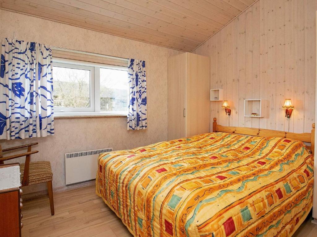 Postel nebo postele na pokoji v ubytování 7 person holiday home in Hjørring-By Traum