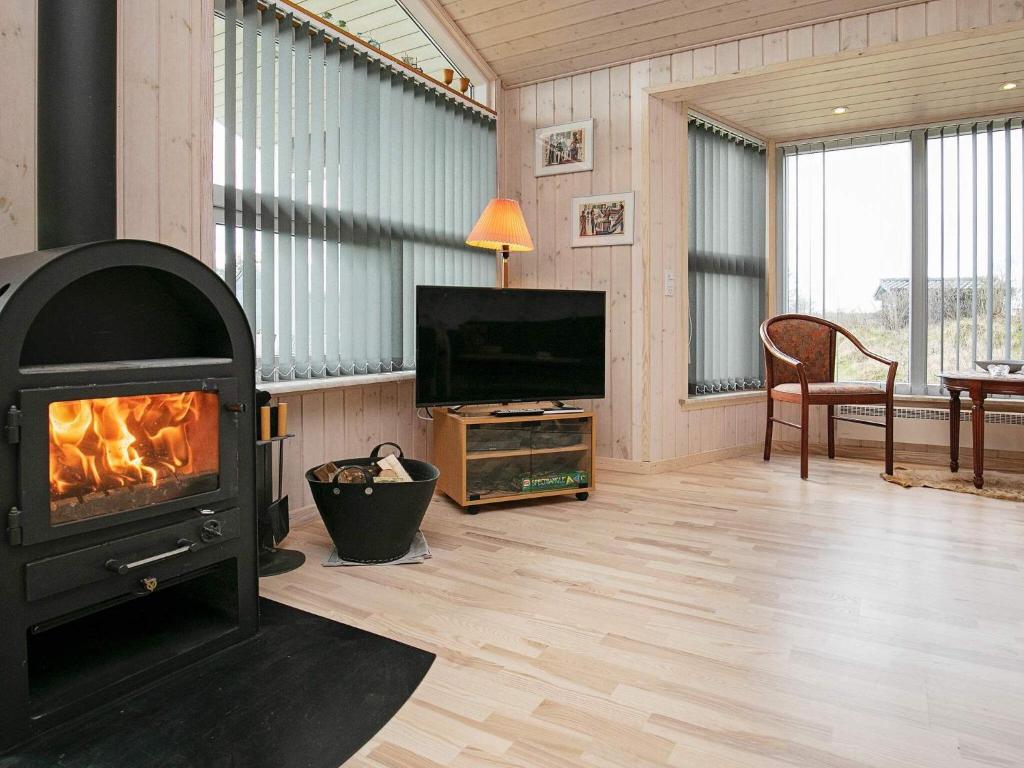 TV a/nebo společenská místnost v ubytování 7 person holiday home in Hjørring-By Traum