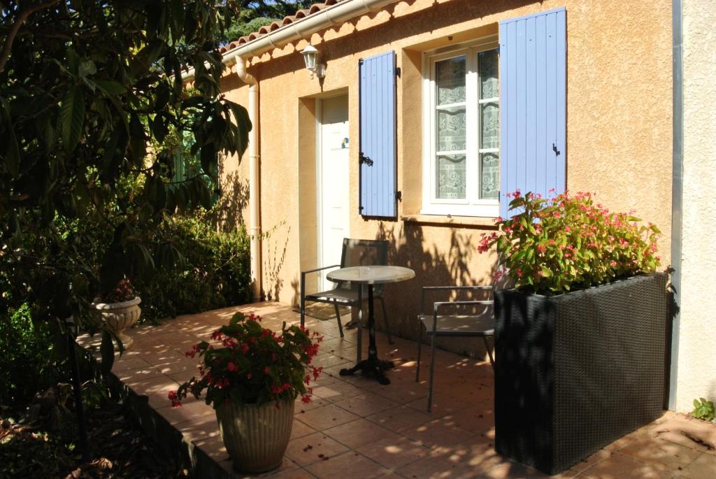 Zahrada ubytování Logis Hôtel Restaurant Le Clos des Capitelles
