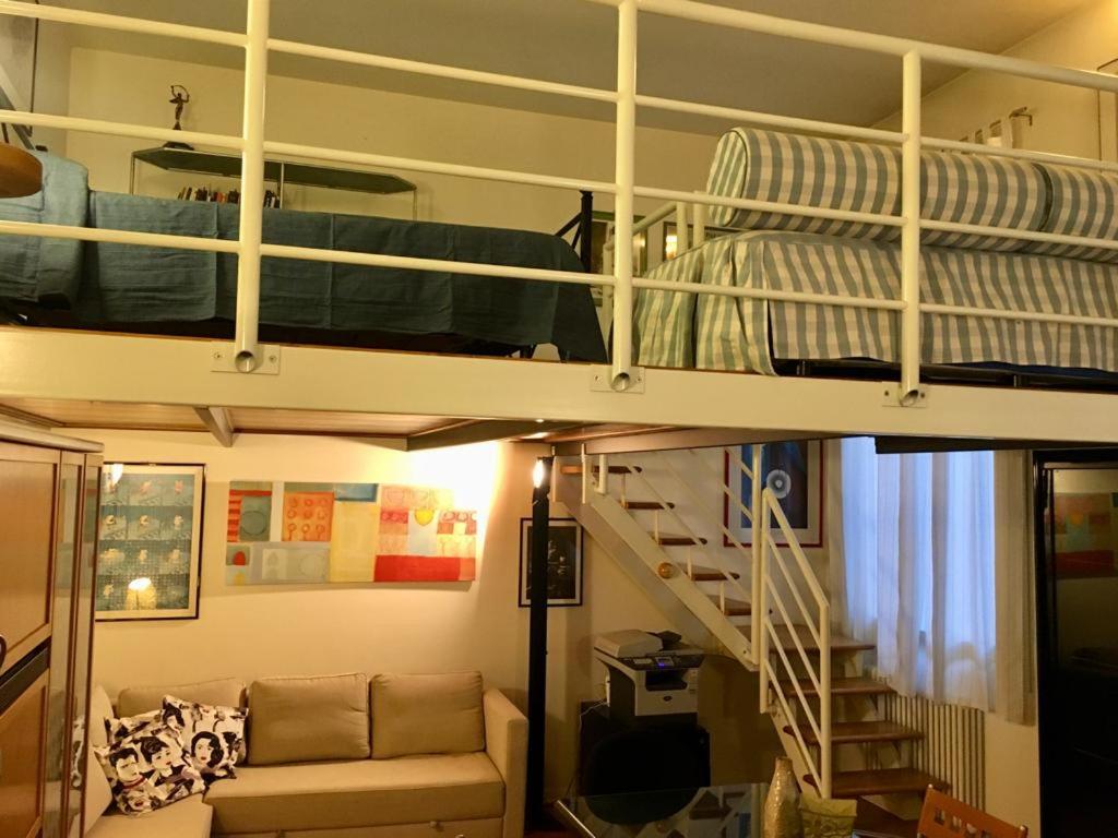 Casa Alberoni في رافينا: غرفة معيشة مع سرير بطابقين وأريكة
