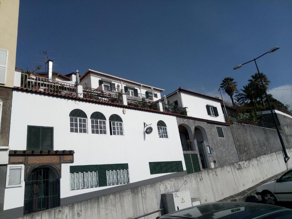biały budynek z balkonem w obiekcie Pensao Residencial Vila Teresinha w Funchal