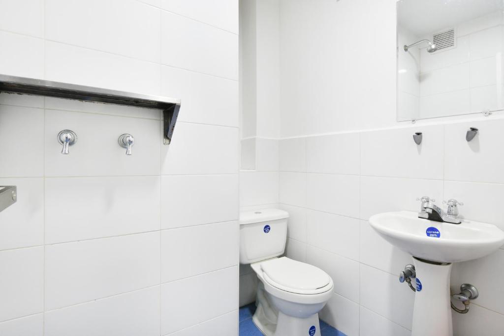 Koupelna v ubytování International House Co-Living
