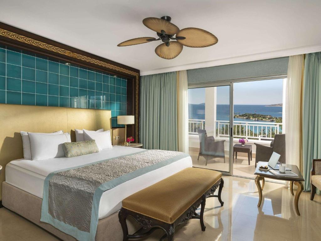 Postel nebo postele na pokoji v ubytování Rixos Premium Bodrum