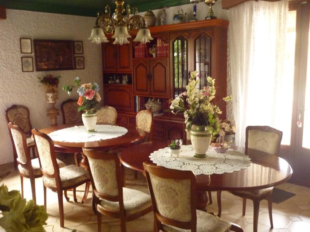 a dining room with two tables and chairs at Domaine De Rode Buze in Cahors