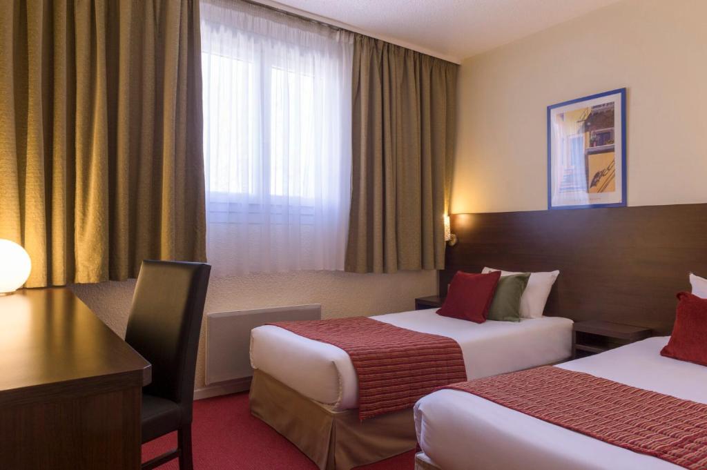 ドラヴェイユにあるThe Originals City, Hôtel Paris Sud, Orly-Draveilのベッド2台と机があるホテルの部屋