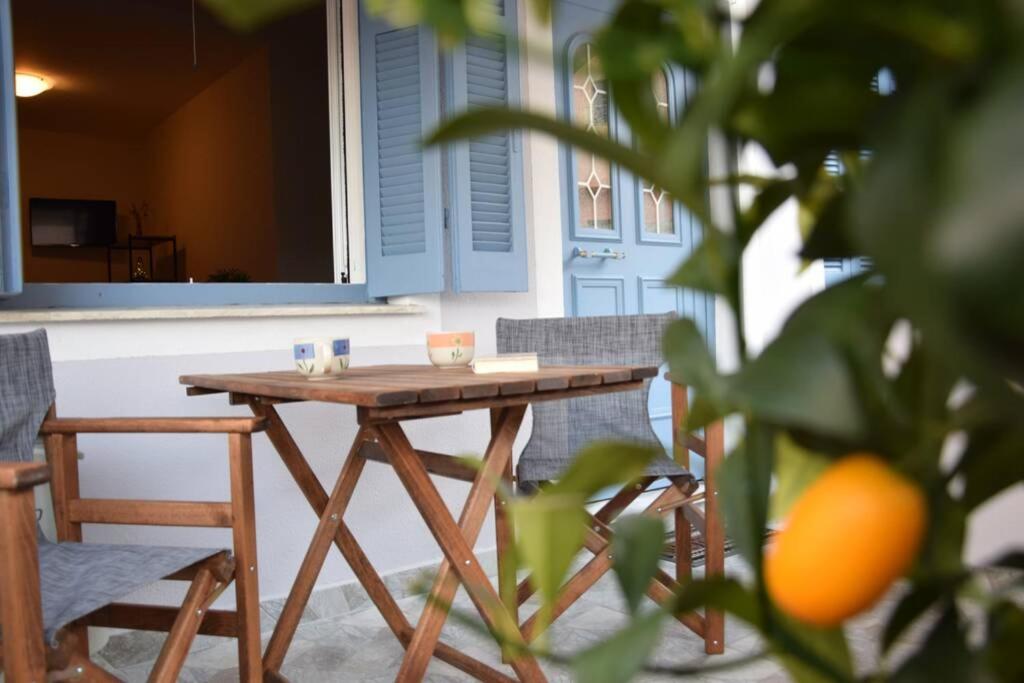 un tavolo e sedie in legno su un portico di Laundry House a Sinarádes