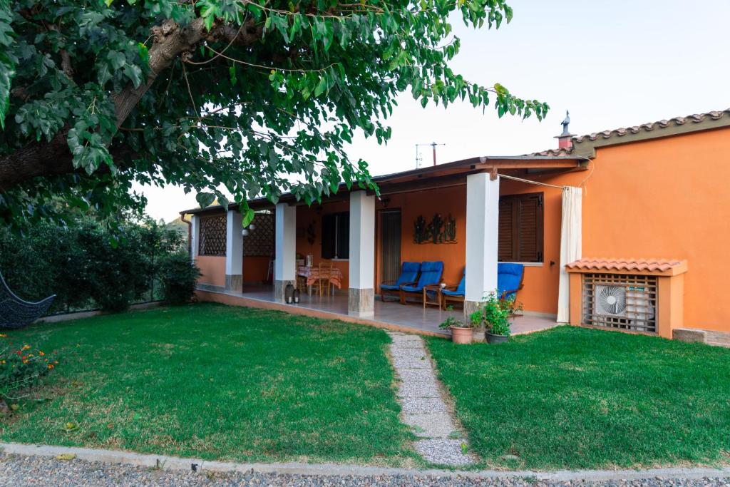 a house with a green lawn in front of it at Appartamento Camisa - Il Gelso in Camisa