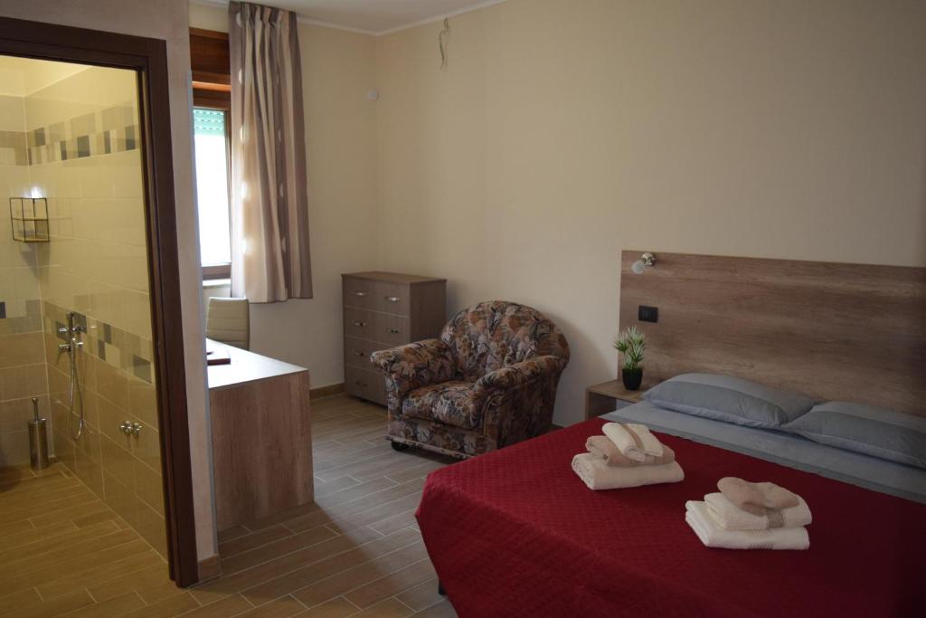 una camera d'albergo con letto e bagno di Affittacamere Villa Paolina a Sala Consilina
