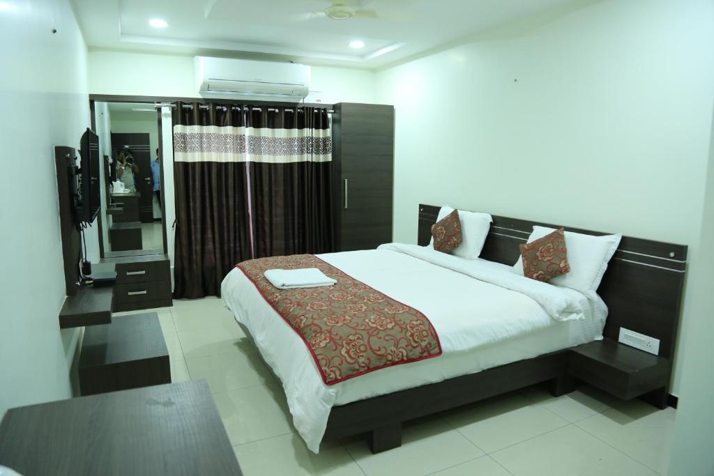 Ліжко або ліжка в номері SRI JUPUDY RESIDENCY