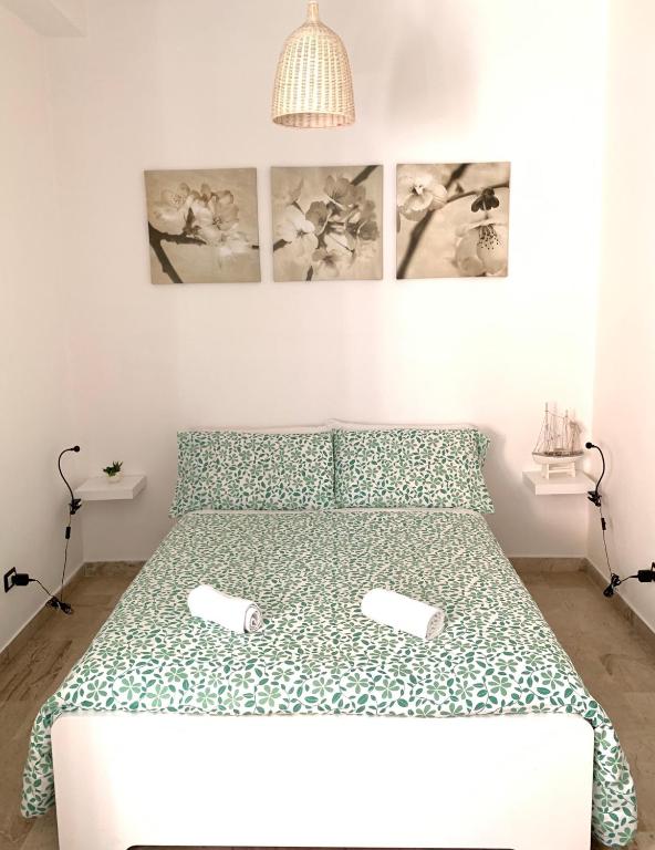 sypialnia z łóżkiem z 2 poduszkami w obiekcie B&B Scilla Mare w mieście Scilla