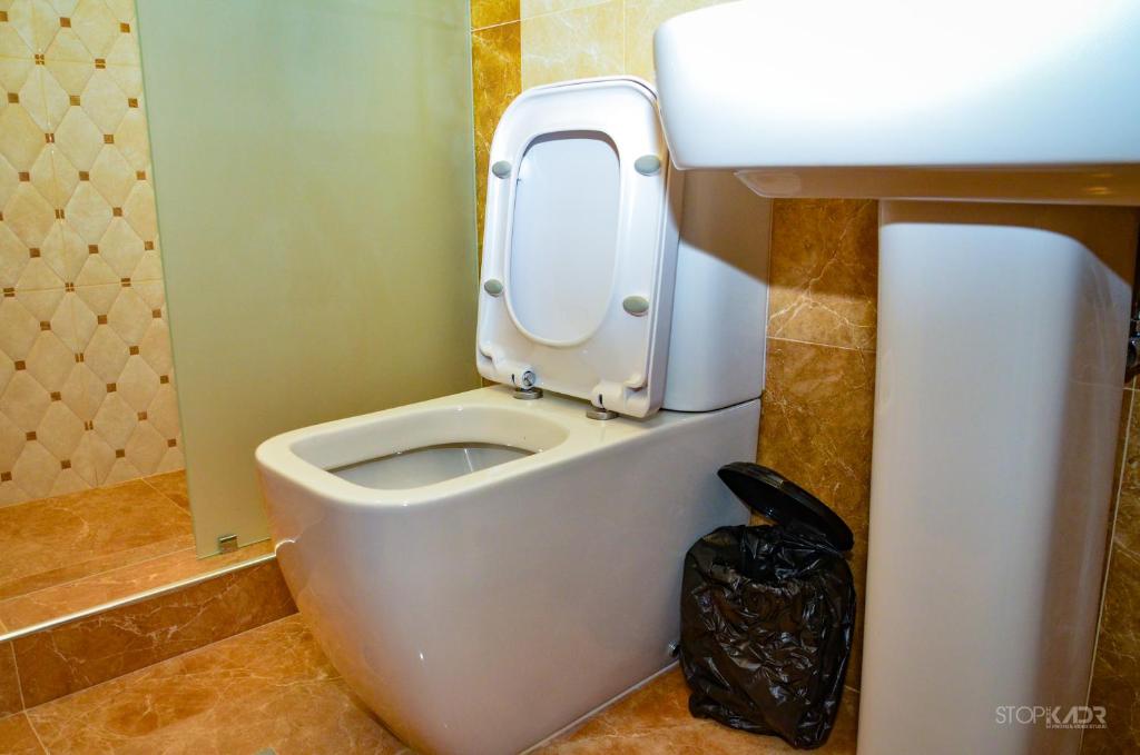 Koupelna v ubytování ASOUR HOTEL