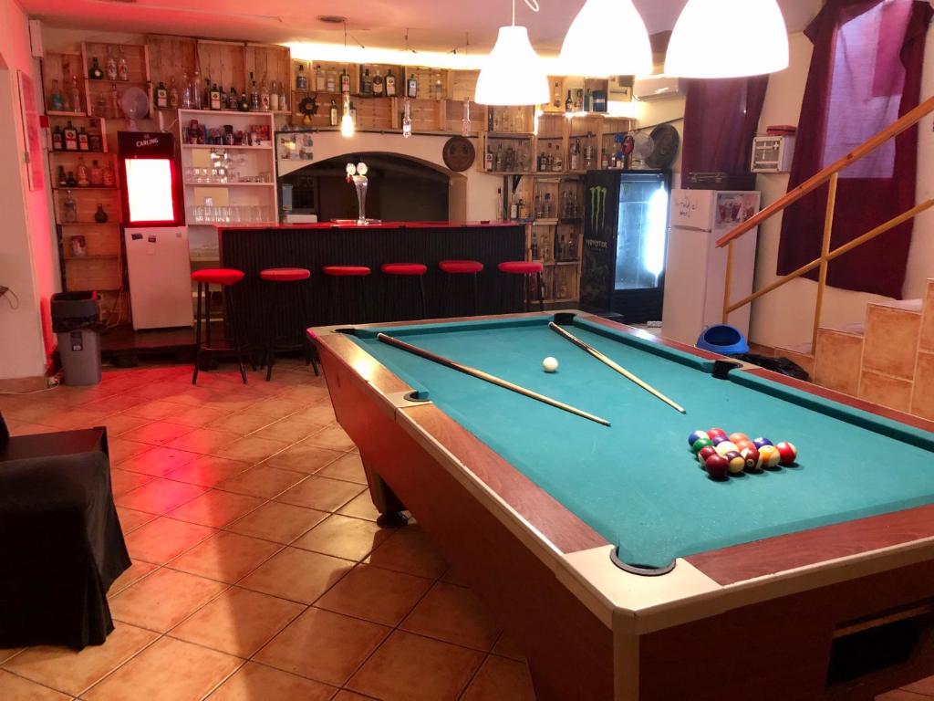 een biljarttafel in een kamer met een bar bij Whole basement former pub3 for bachelor / bachelorette party in Boedapest