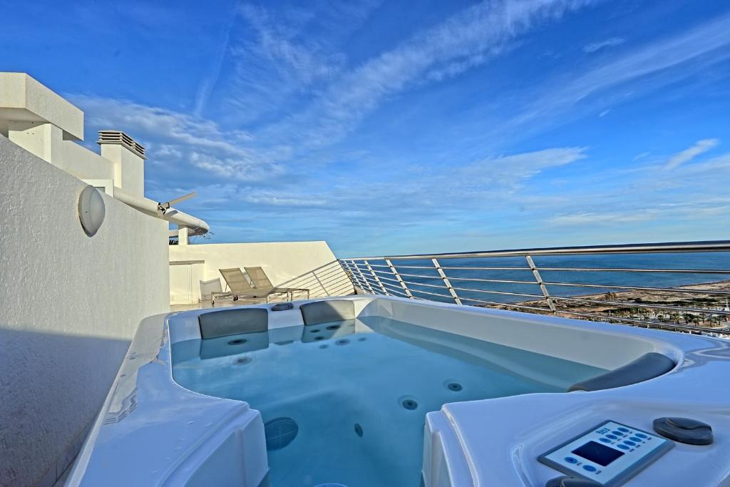006 - Infinity View Penthouse - comfortHOLIDAYS, Arenales del ...