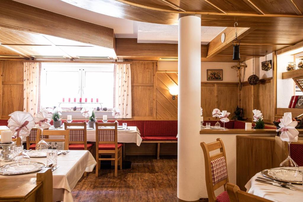 Reštaurácia alebo iné gastronomické zariadenie v ubytovaní Hotel Bergland Superior