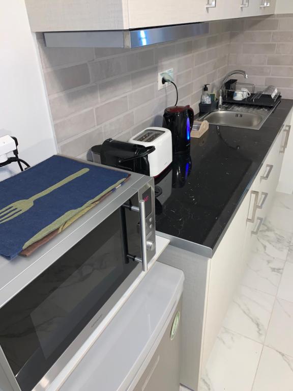 Kuchnia lub aneks kuchenny w obiekcie V17 Syntagma Studio