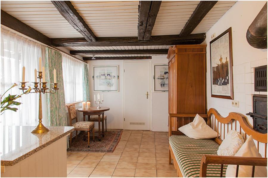 ein Wohnzimmer mit einem Sofa und einem Tisch in der Unterkunft Landhotel Elfenhof in Immenstaad am Bodensee