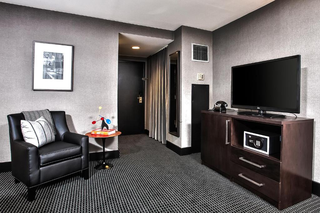 TV a/nebo společenská místnost v ubytování Lord Baltimore Hotel