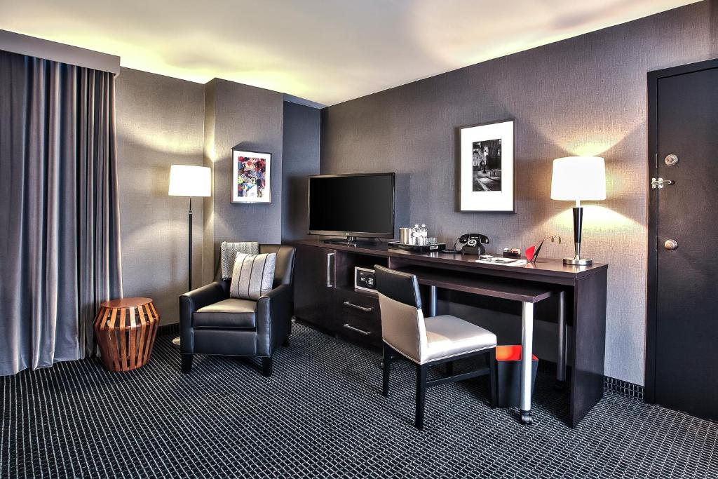 TV a/nebo společenská místnost v ubytování Lord Baltimore Hotel