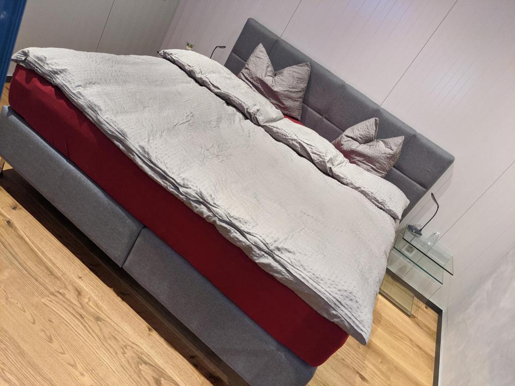 uma cama num quarto com uma cama cinzenta em BlackRock em Stalden
