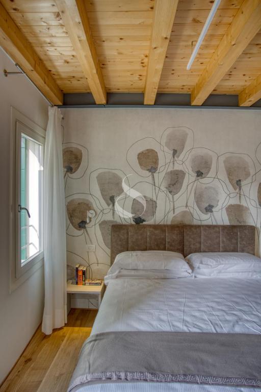 A bed or beds in a room at Ca' dei Battuti Apartments