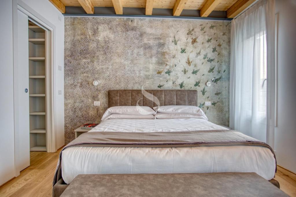 A bed or beds in a room at Ca' dei Battuti Apartments