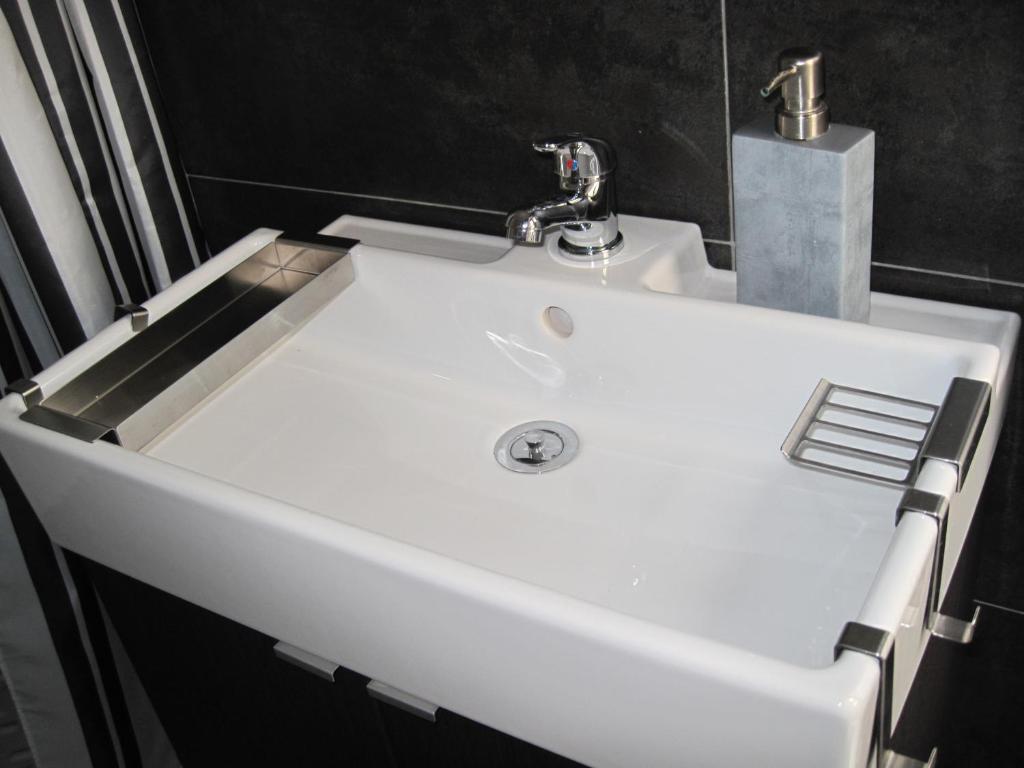 a white sink with a faucet in a bathroom at Bed & Breakfast Amari 58 in Palermo