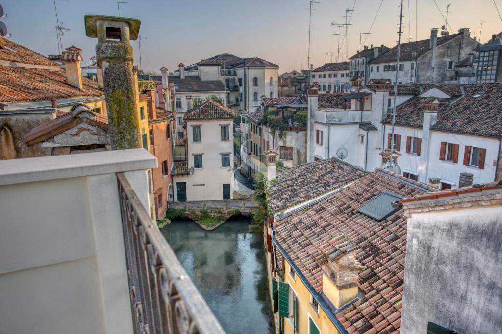 uma vista para a cidade a partir de uma varanda em Ca' dei Battuti Apartments em Treviso