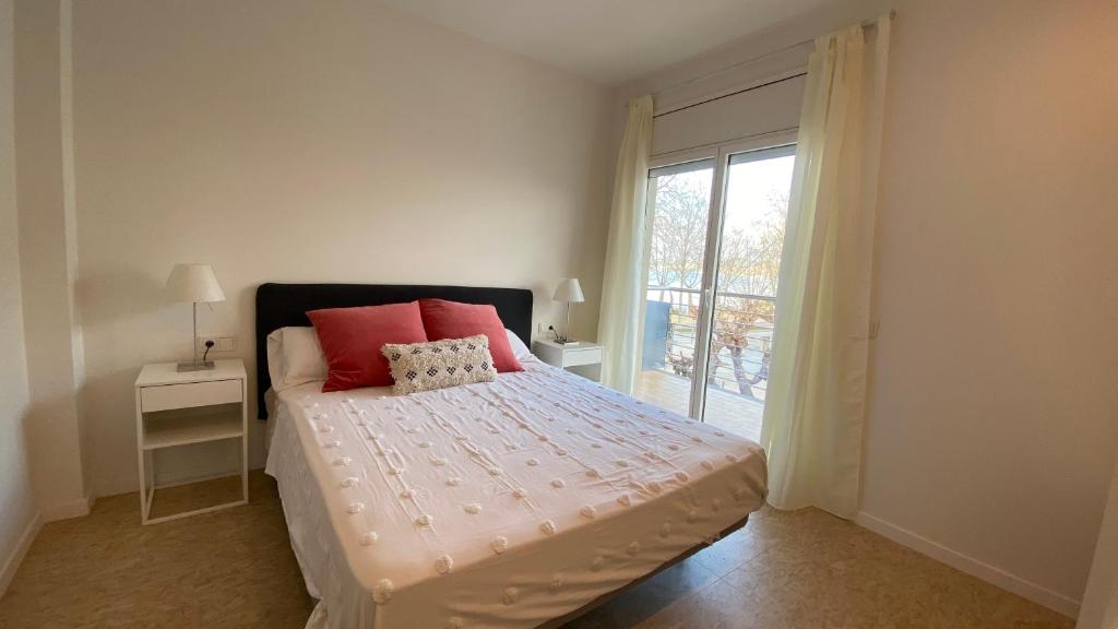 เตียงในห้องที่ JASALPI único apartamento delante del Lago de Banyoles