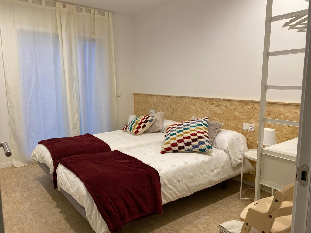 Posteľ alebo postele v izbe v ubytovaní JASALPI único apartamento delante del Lago de Banyoles
