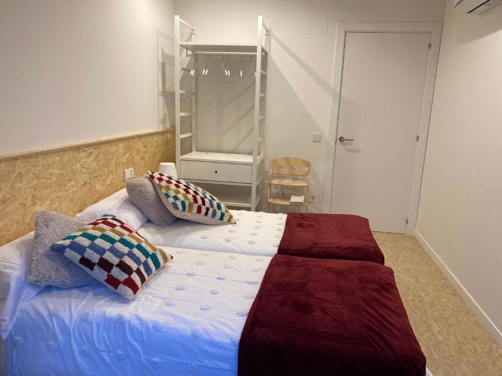 Posteľ alebo postele v izbe v ubytovaní JASALPI único apartamento delante del Lago de Banyoles