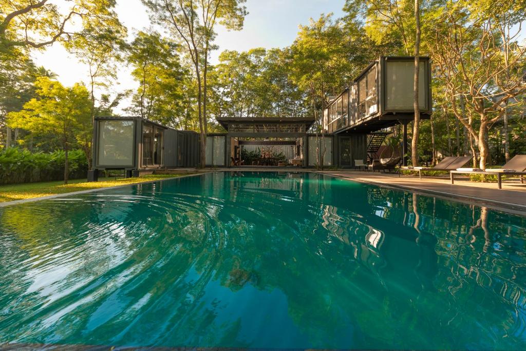 una casa en el bosque con piscina en The Box House, en Tangalle