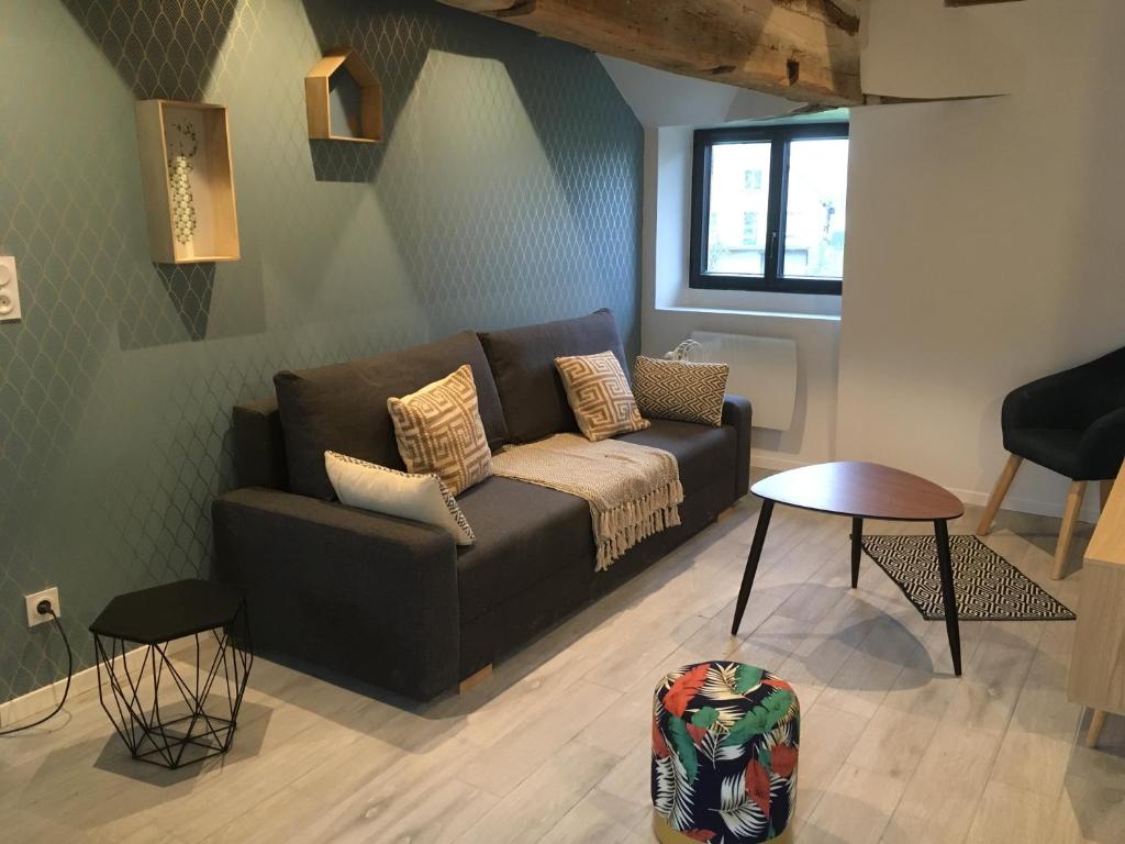 un soggiorno con divano e tavolo di Arlequin a Amboise