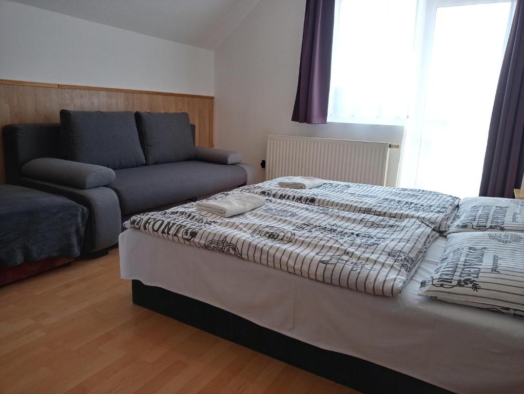 Napsugár Vendégház - Quadruple Room With Shower