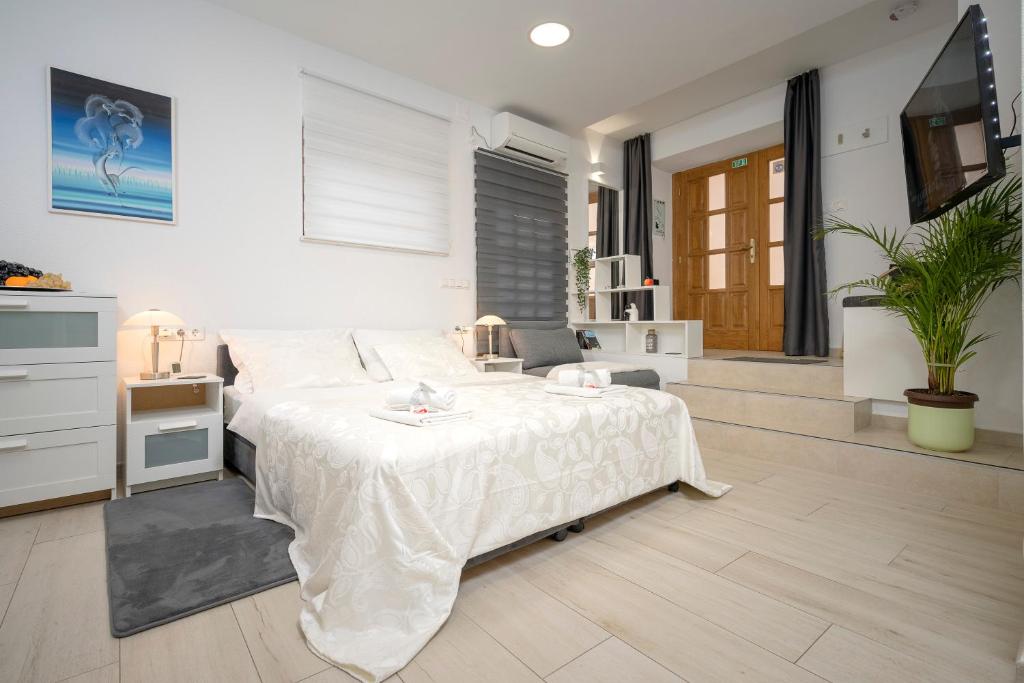 Postel nebo postele na pokoji v ubytování LUXOR Hvar - Main Square Apartments