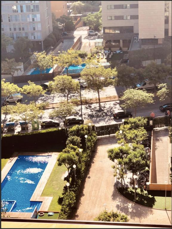vistas a un parque con piscina y árboles en Hab Doble Bano Privado Piso Compartido Ciudad Artes Ciencia, en Valencia