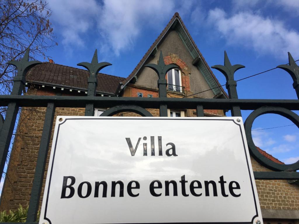 een bordje op een poort voor een thuisingang bij Villa bonne entente in Donchery