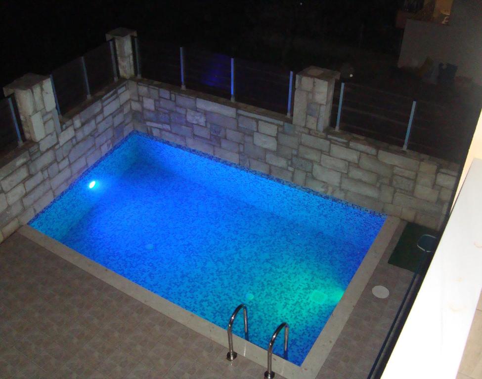 Bazén v ubytovaní “Theeporto” Maisonette with pool alebo v jeho blízkosti