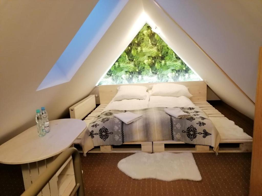 Tempat tidur dalam kamar di Apartament Elmal Pardałówka