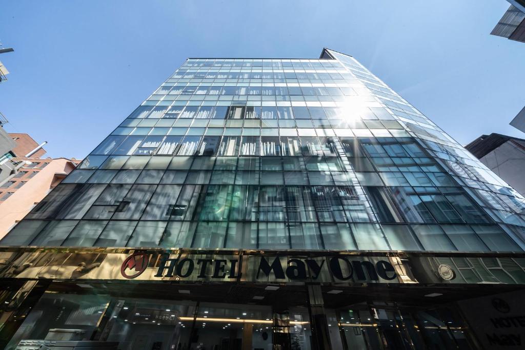 首爾的住宿－MAYONE HOTEL Myeongdong，一座高大的玻璃建筑,上面写着“我的酒店”