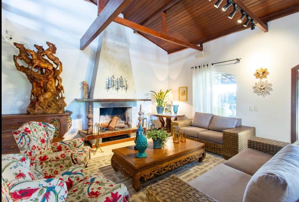 sala de estar con sofá y chimenea en Luxurious & Comfortable, en Brasilia
