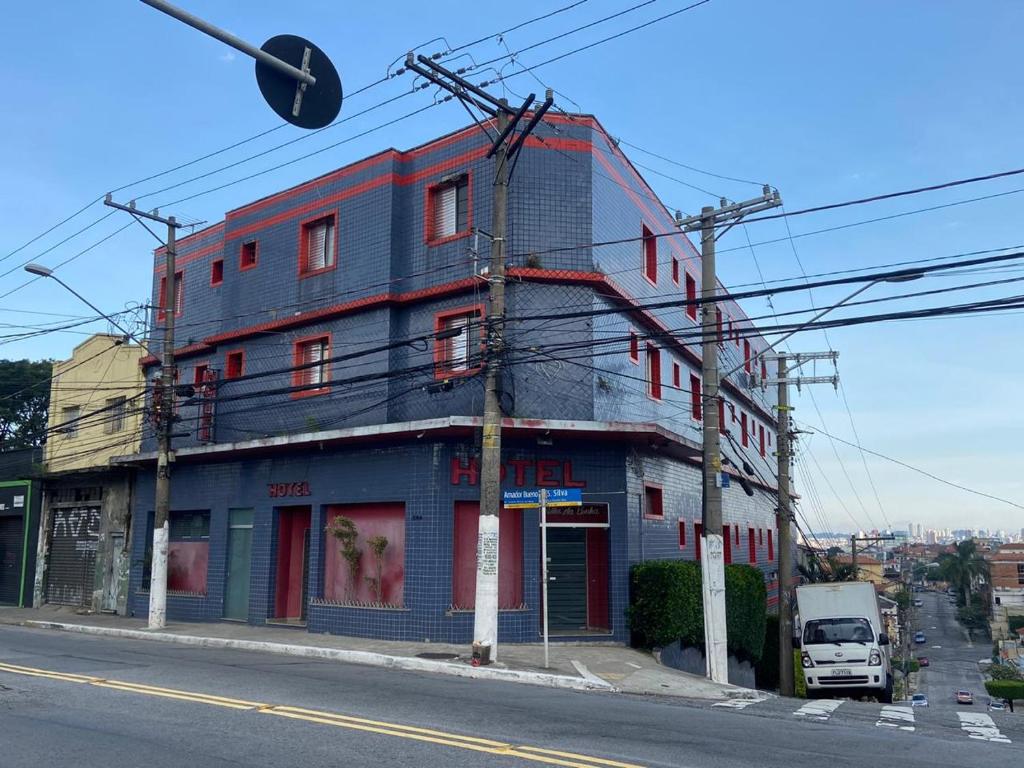 um edifício na esquina de uma rua em Hotel Villa da Penha em São Paulo