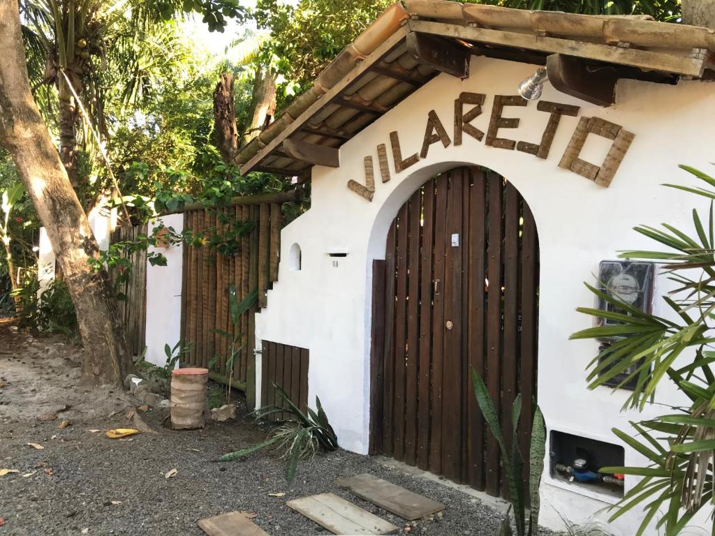 a small house with a door with the wordtalet at Pousada Vilarejo in Itacaré