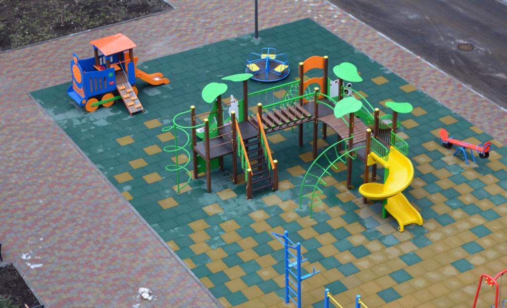 an aerial view of a playground with play equipment at Style Стильні апартаменти в ЖК "Варшавський" біля парку in Ternopilʼ