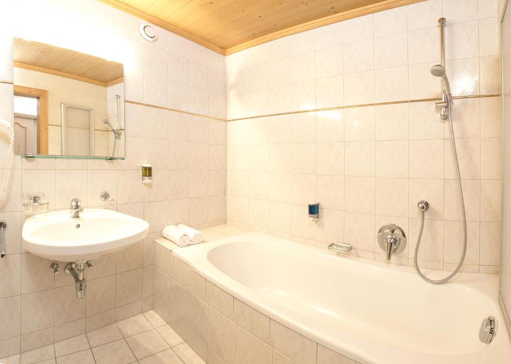Koupelna v ubytování Hotel Karl Schranz
