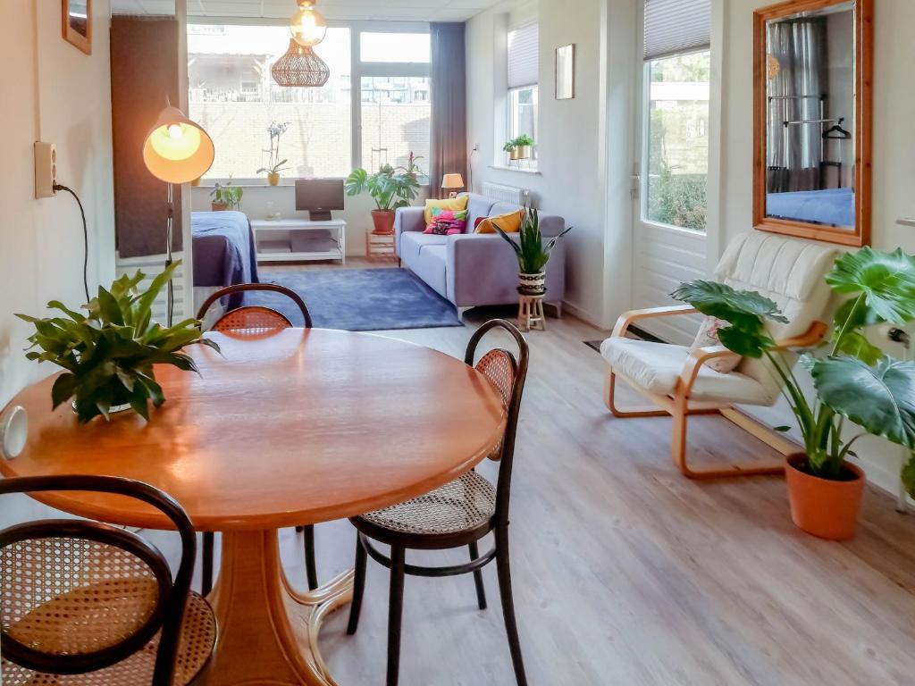 een woonkamer met een houten tafel en stoelen bij Studio Brinkstraat in Hoogeveen