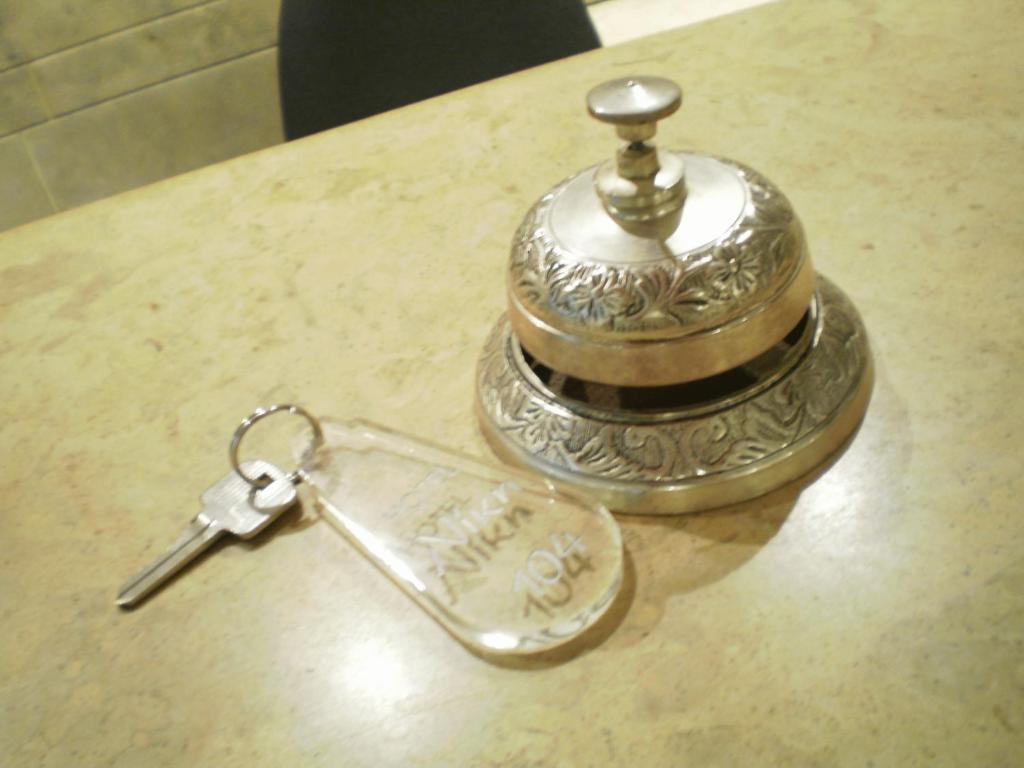 mały srebrny klucz na stole w obiekcie Hotel Niki Piraeus w Pireusie