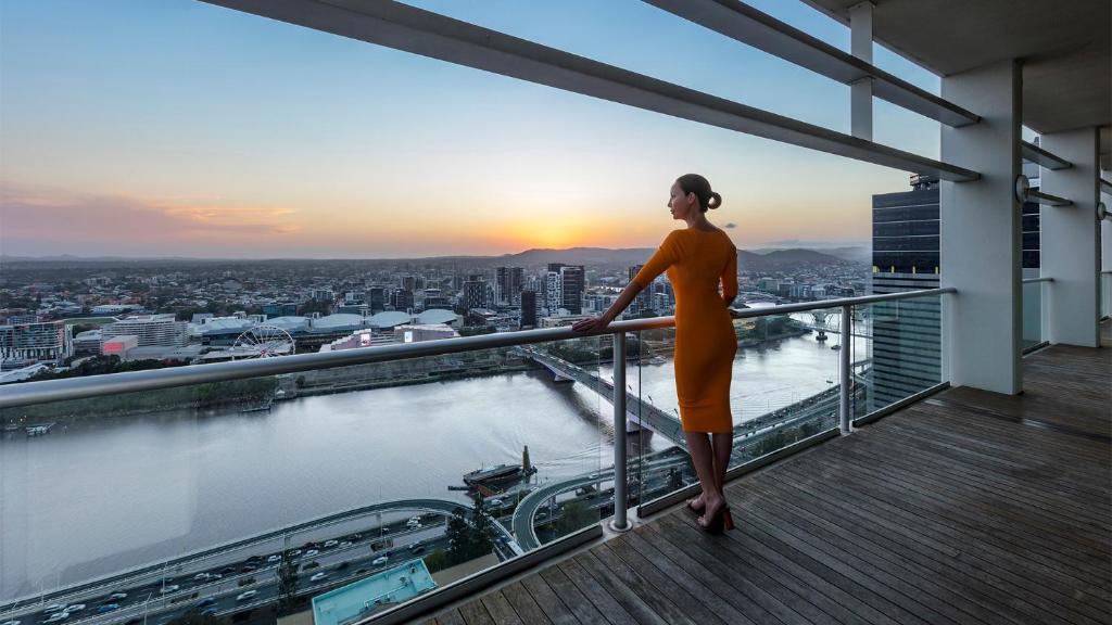 Oaks Brisbane Casino Tower Suites - Three-Bedroom Apartment With River View