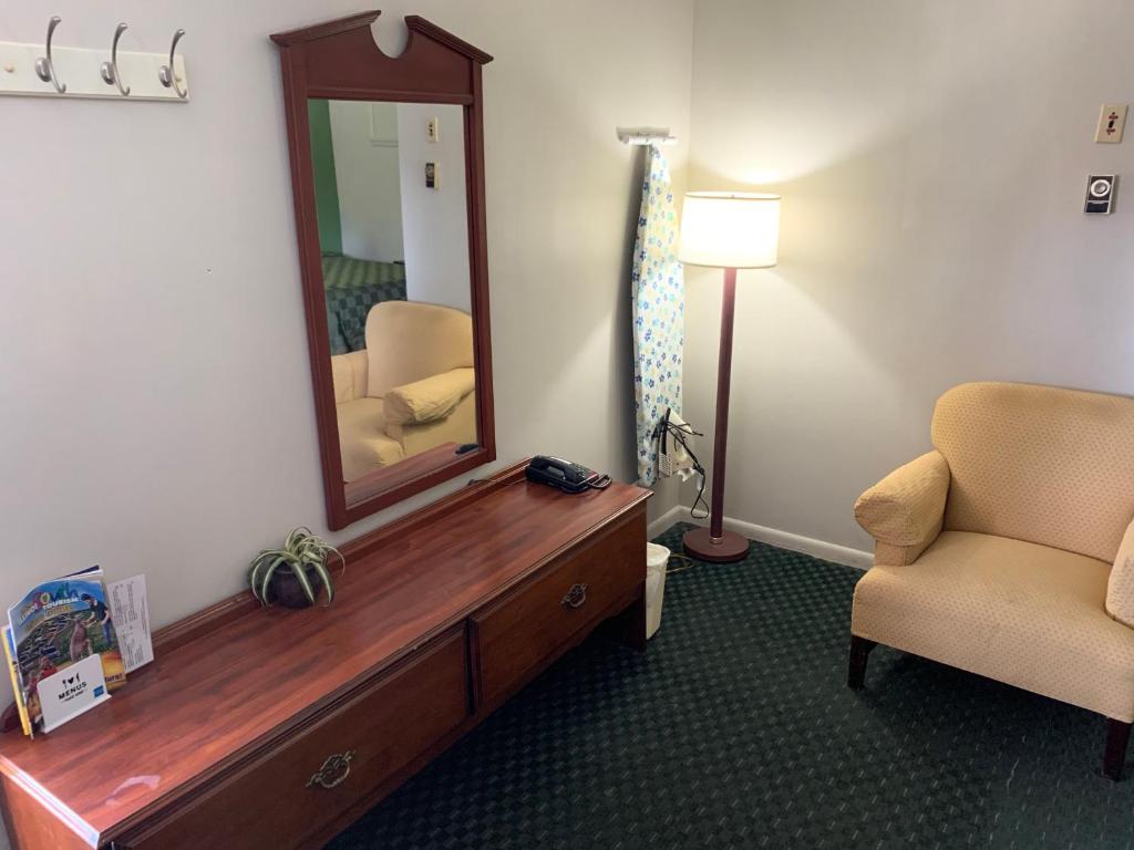 Posezení v ubytování Gas Lite Motel Lawrenceville