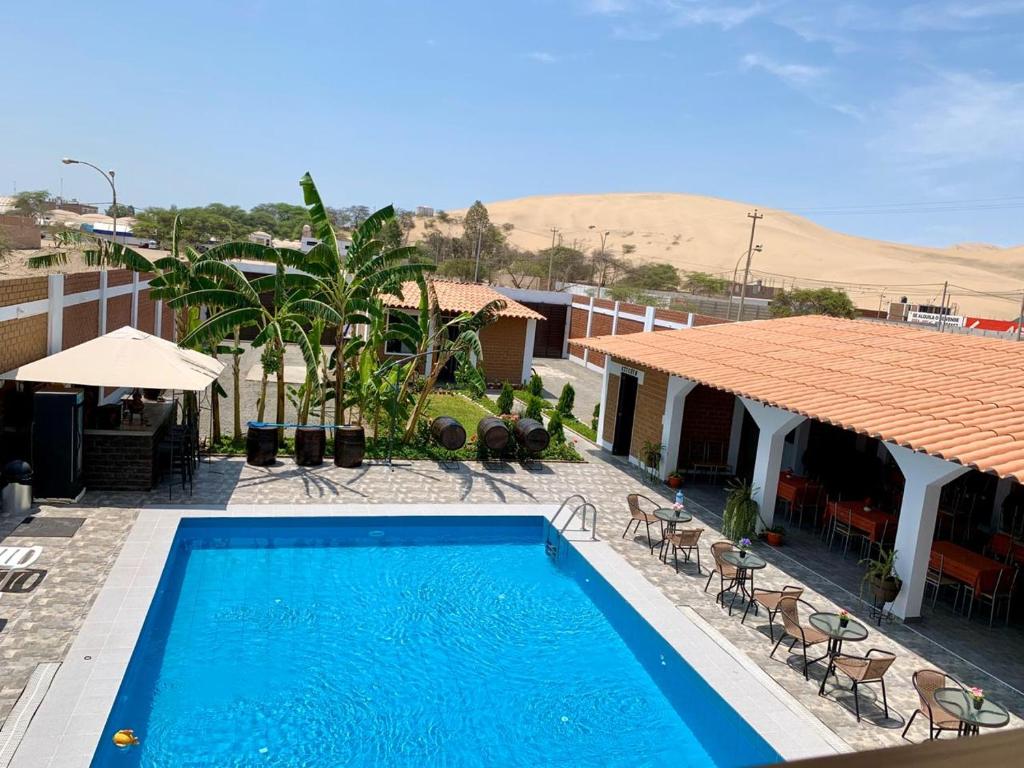 The swimming pool at or close to Huacachina Desert House